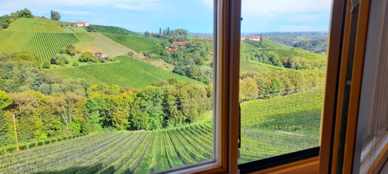 Glanz und Gloria: Tranquil Vineyard Apartment with Scenic Views Leutschach Exterior photo