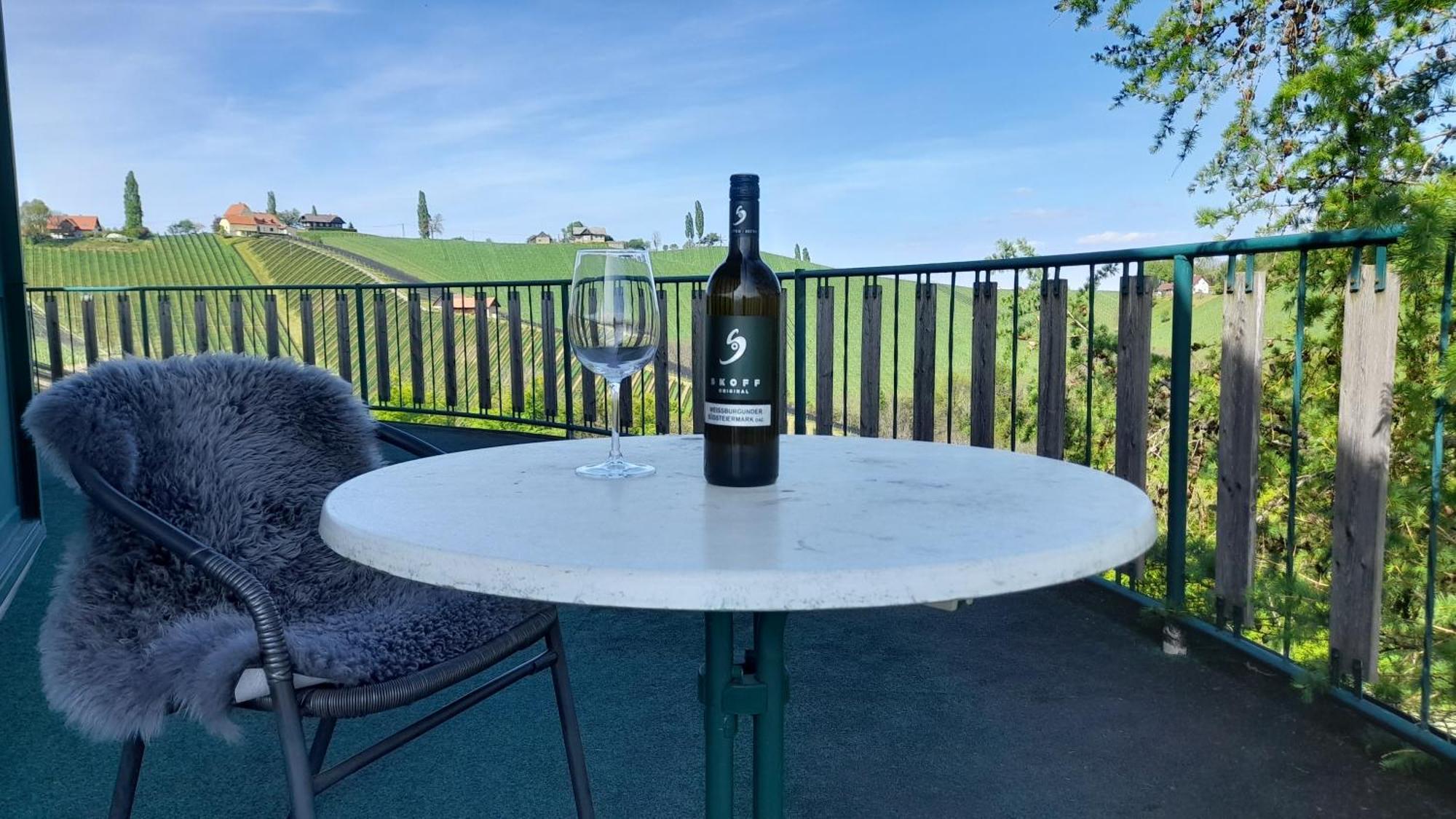 Glanz und Gloria: Tranquil Vineyard Apartment with Scenic Views Leutschach Exterior photo
