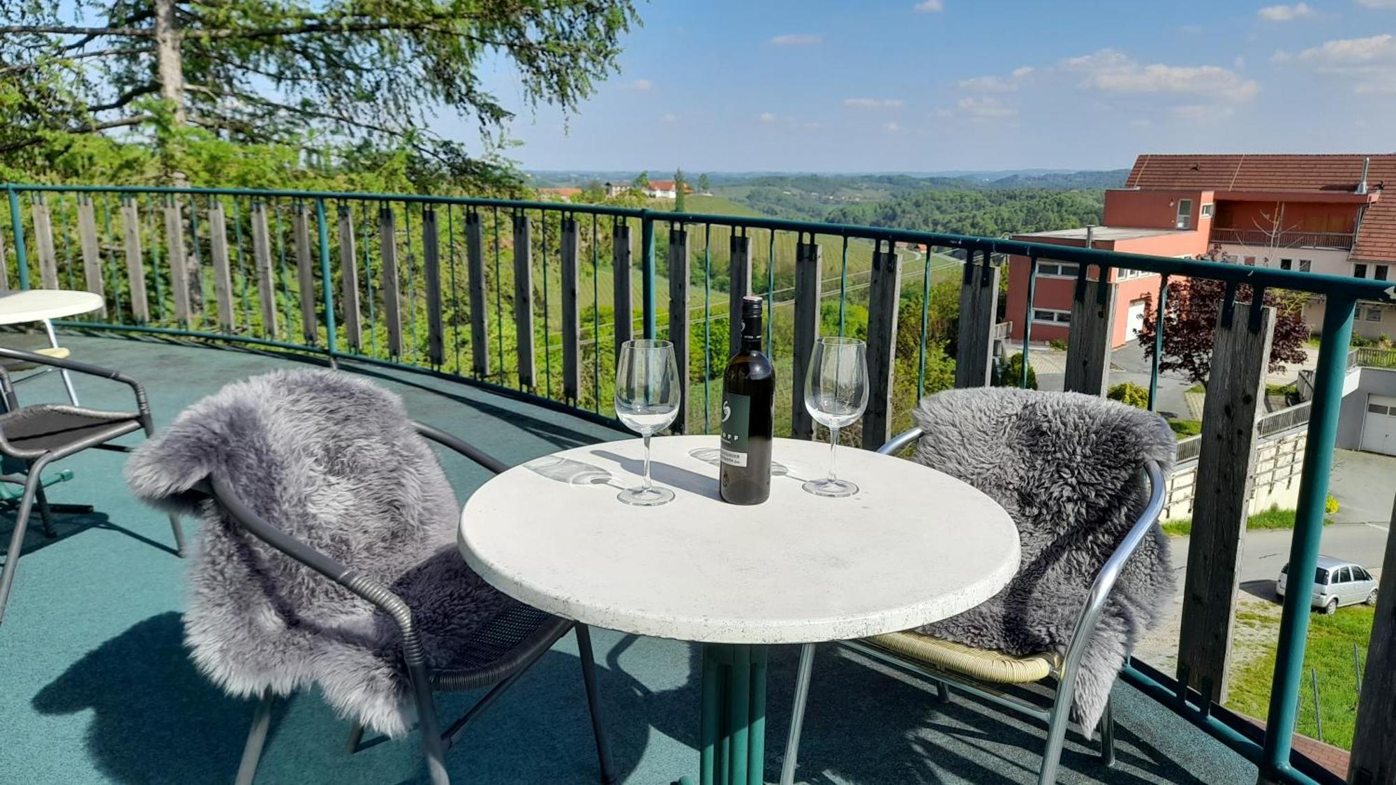 Glanz und Gloria: Tranquil Vineyard Apartment with Scenic Views Leutschach Exterior photo