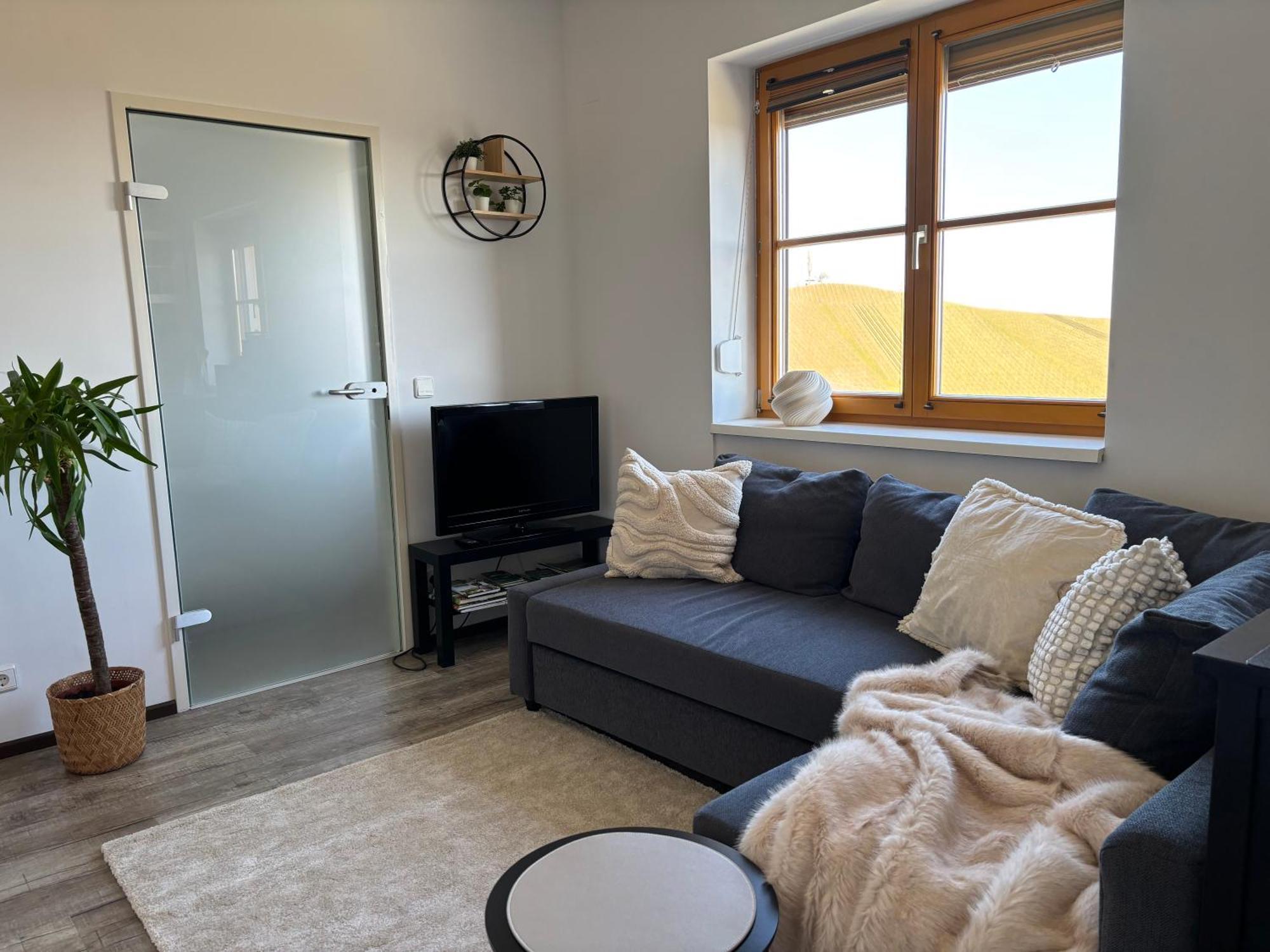 Glanz und Gloria: Tranquil Vineyard Apartment with Scenic Views Leutschach Exterior photo