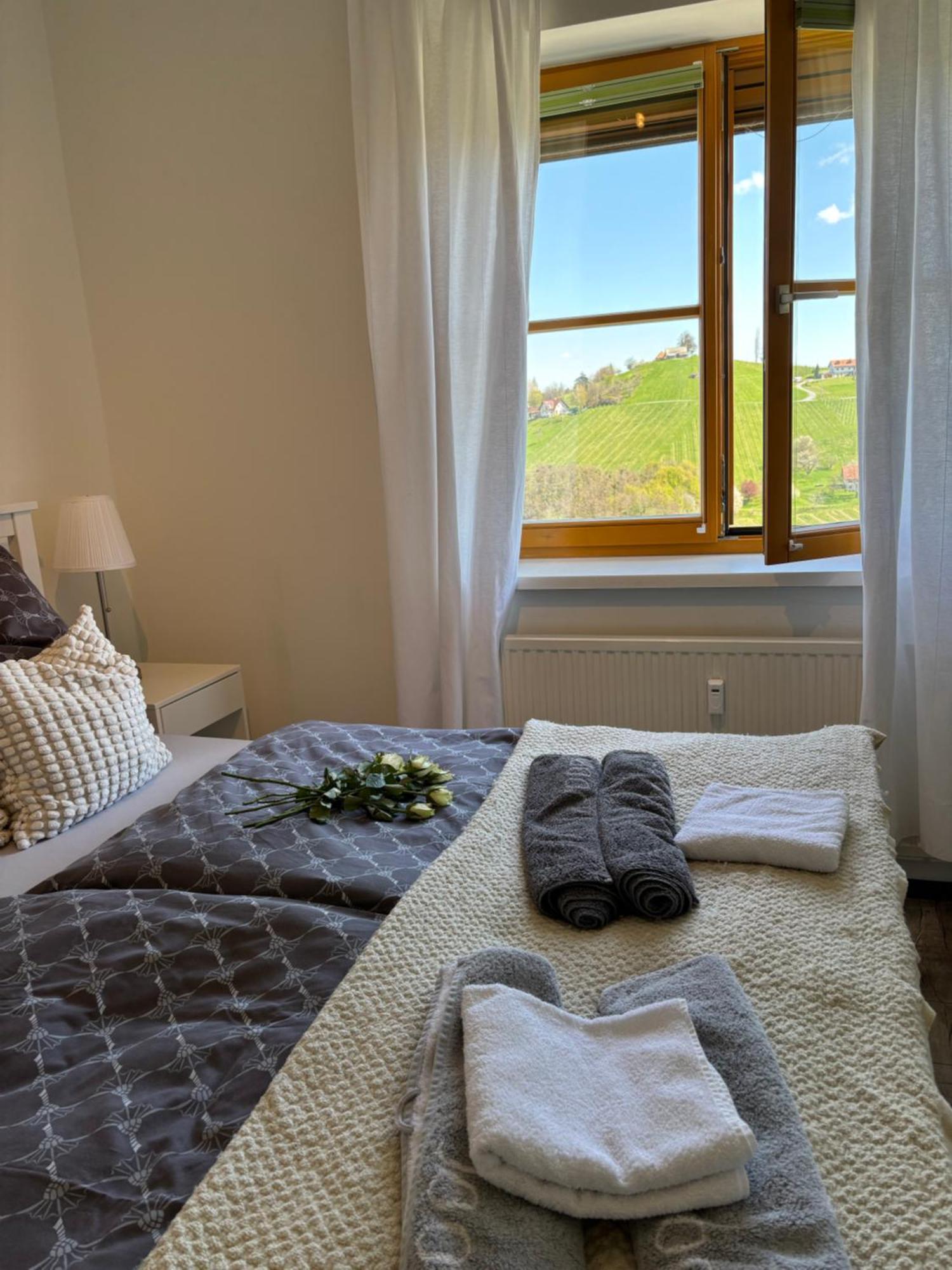 Glanz und Gloria: Tranquil Vineyard Apartment with Scenic Views Leutschach Exterior photo