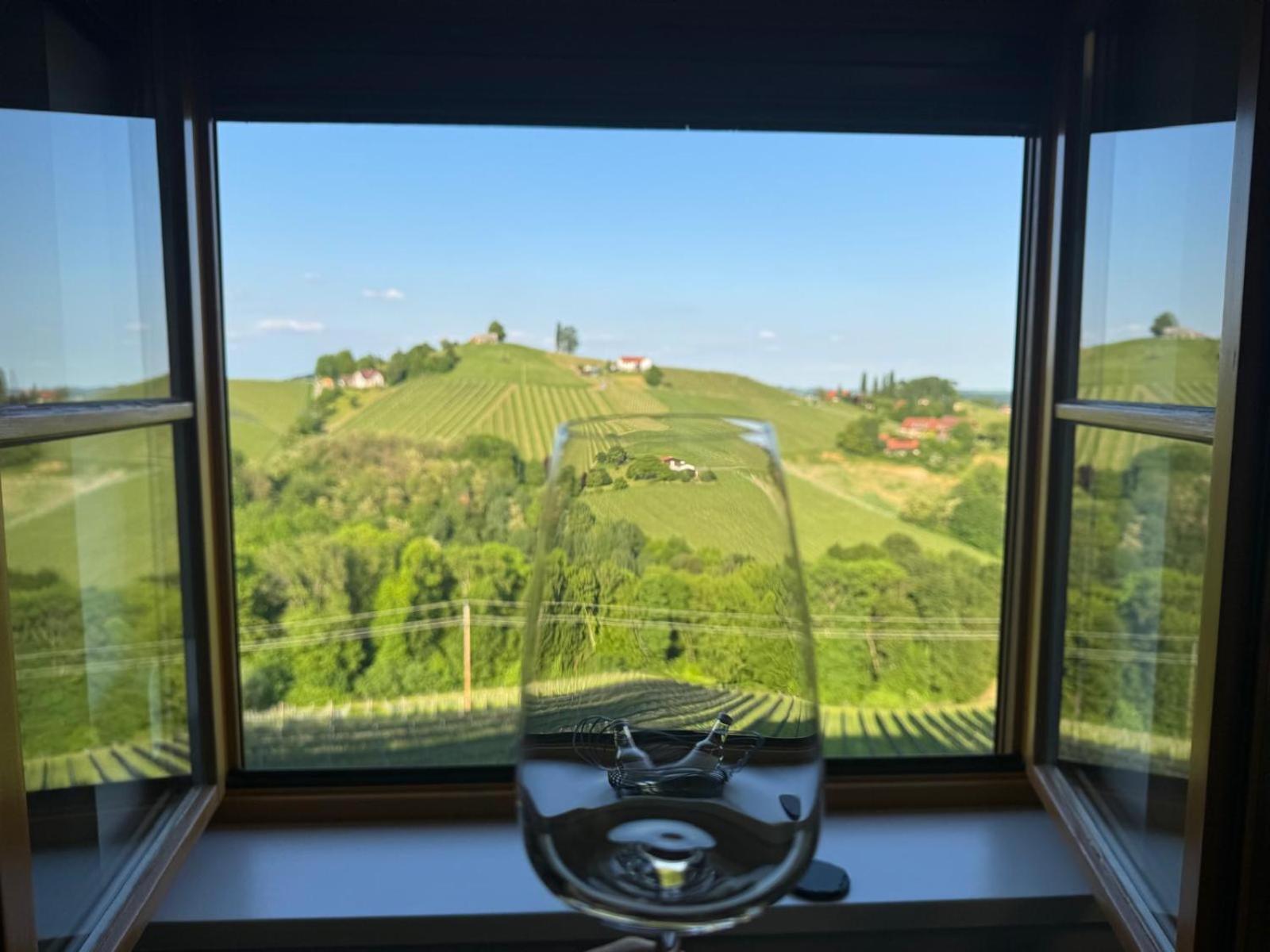 Glanz und Gloria: Tranquil Vineyard Apartment with Scenic Views Leutschach Exterior photo